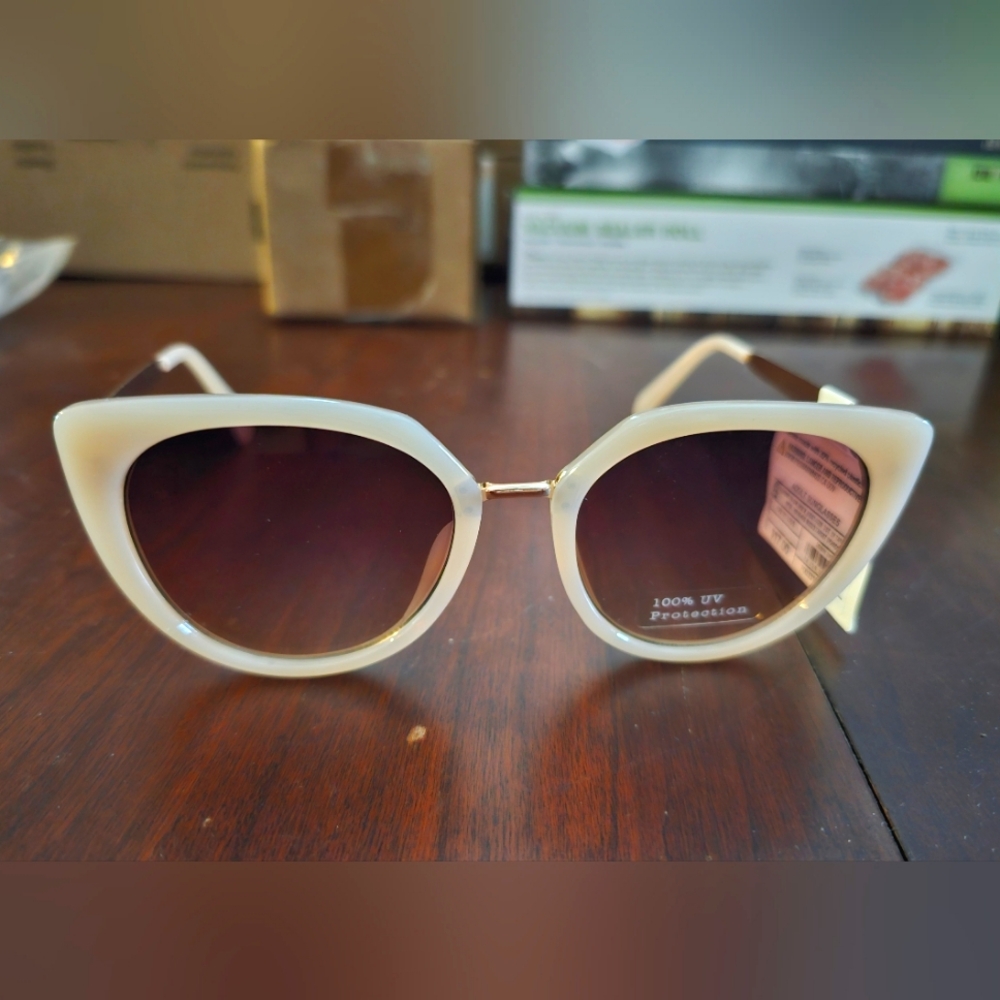 Chic White Cat-Eye Sunglasses with Gradient Lenses